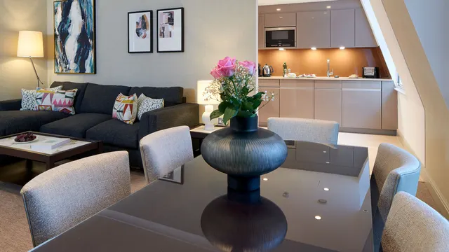 London, EC4M, photo 1