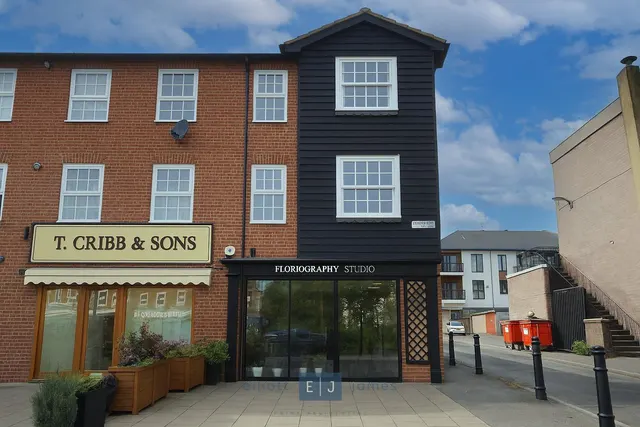 High Road, Loughton, IG10, photo 1