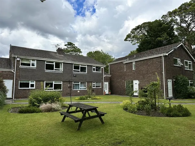 Wellington Road Timperley, Altrincham WA15 7RH, photo 1