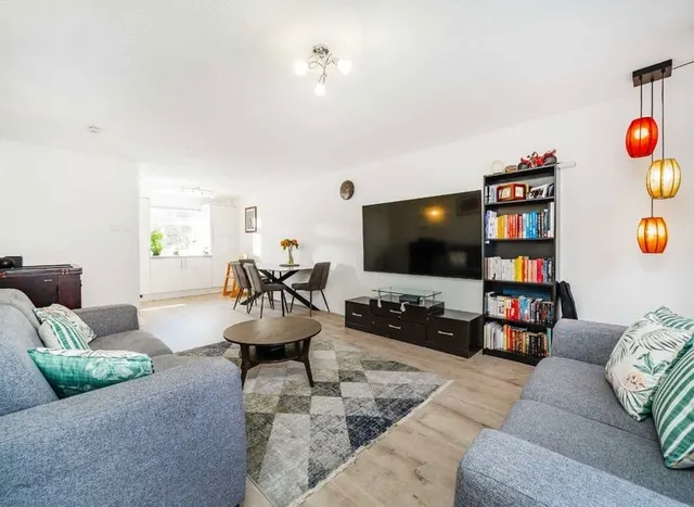 Lanark Close, Ealing, W5, photo 2