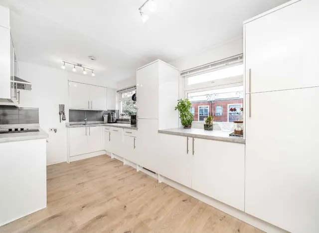 Lanark Close, Ealing, W5, photo 3