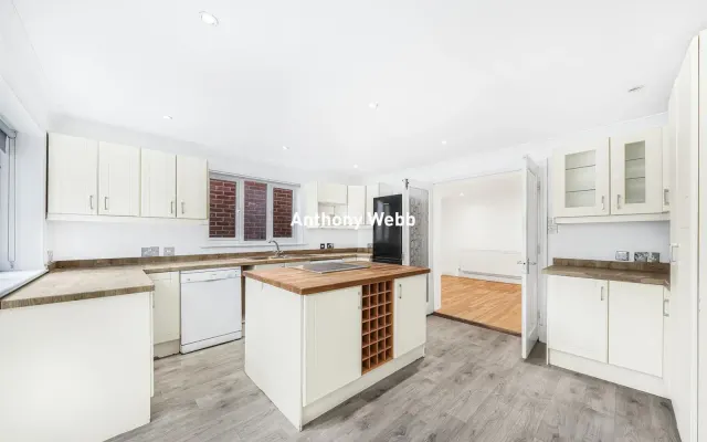 Photo 2 — Meadowcroft Road, Palmers Green, N13