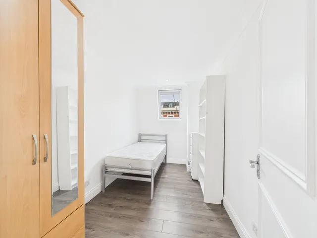 London, NW6, photo 1