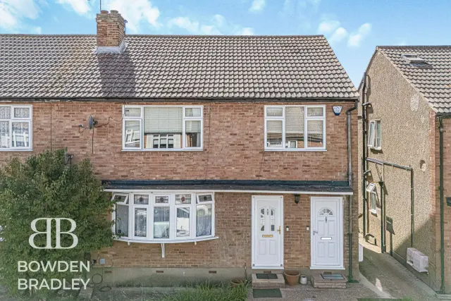 Brookside, Hainault, IG6, photo 1