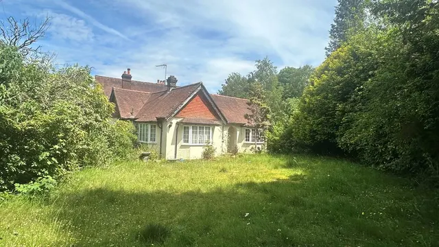 Woodcote Valley Road, Purley CR8 3BG, photo 1