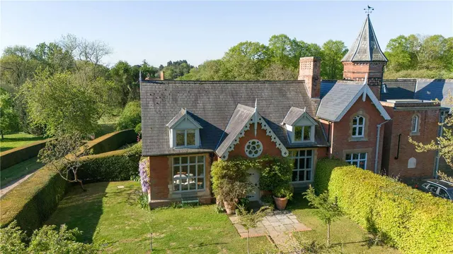Baas Hill, Broxbourne, Hertfordshire, EN10 7PX, photo 1