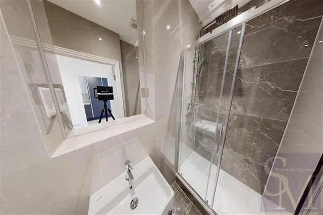 High Road, South Woodford, E18, photo 2