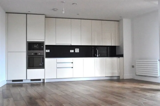 Narrow Boat Avenue, Brentford, TW8, photo 3