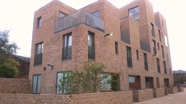 Narrow Boat Avenue, Brentford, TW8, photo 1