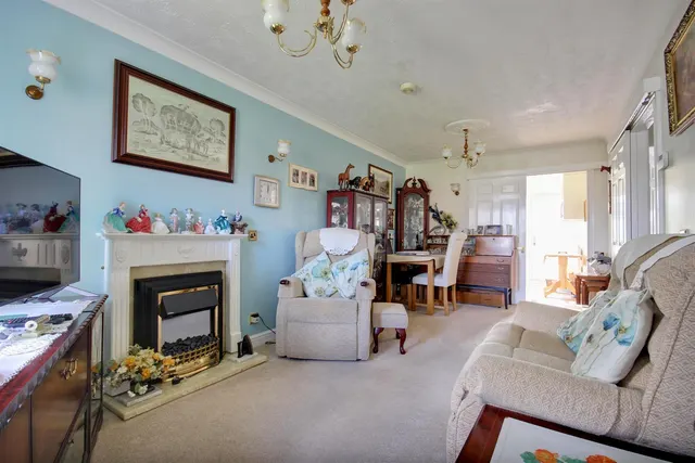 Photo 2 — Beverley Road, Willerby, Hull