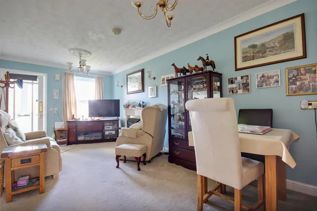 Photo 3 — Beverley Road, Willerby, Hull