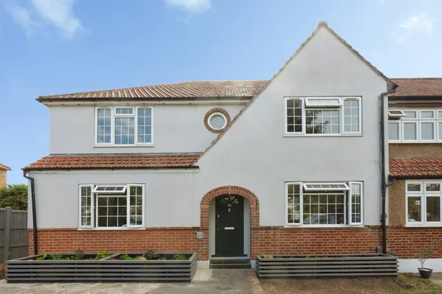 Mansfield Road, Chessington, KT9, photo 1