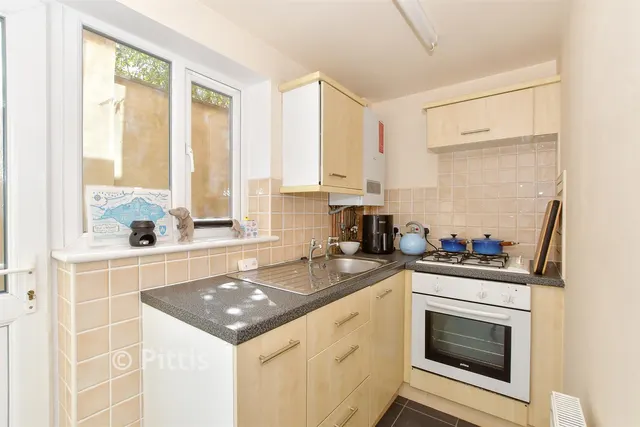 St. John's Road, Sandown, PO36, photo 2