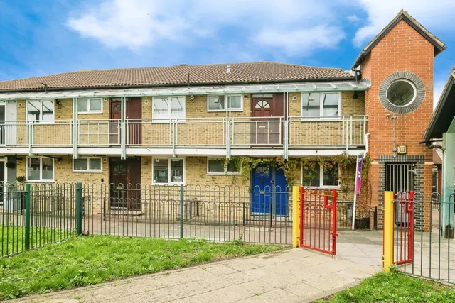 Tiptree Crescent, Clayhall, Essex, IG5, photo 1