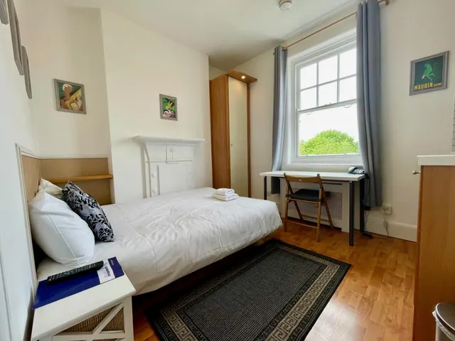 Fulham Palace Road, Hammersmith, W6, photo 1