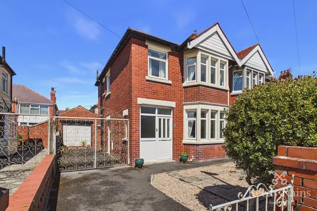 Ravenwood Avenue, Blackpool, Lancashire, FY4, photo 1