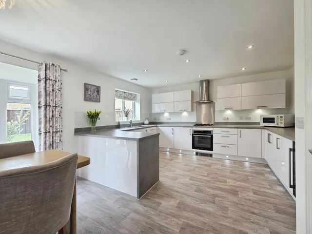 Hawker Avenue, Holmewood, S42, photo 2