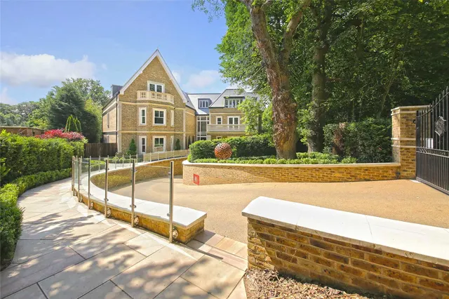 Photo 2 — The Residence, 106 Camlet Way, Hadley Wood, EN4 0NX