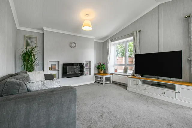 Fordbridge Road, Sunbury-on-Thames, TW16, photo 2