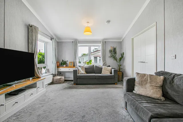 Fordbridge Road, Sunbury-on-Thames, TW16, photo 3