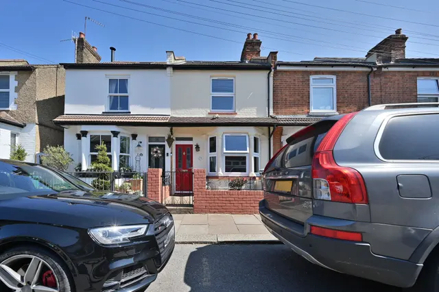 14 Cassiobridge Road, Watford, photo 1