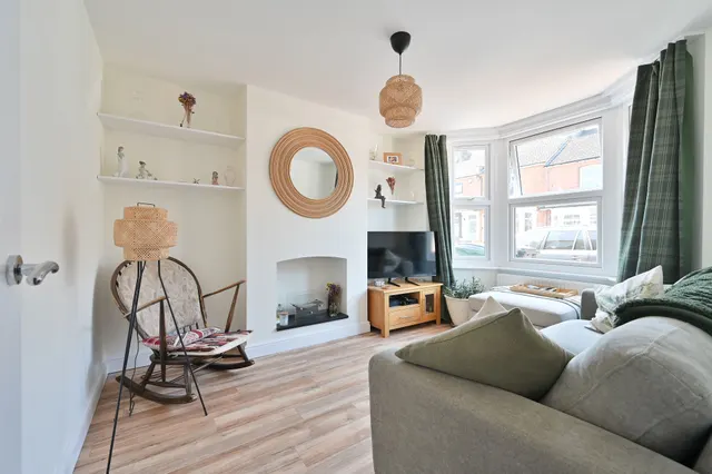 Photo 2 — 14 Cassiobridge Road, Watford