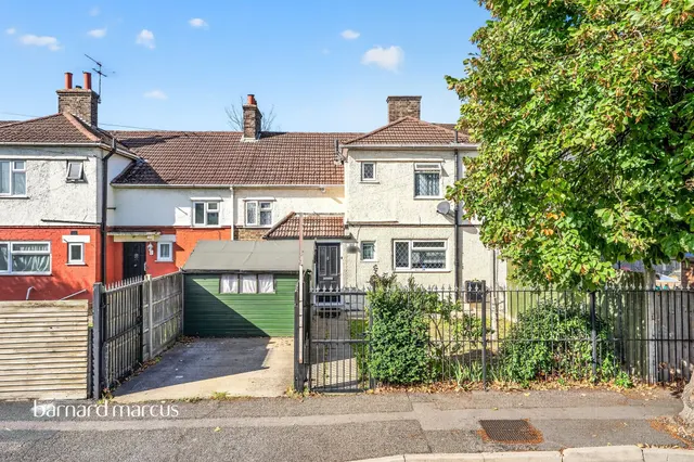 Camomile Avenue, Mitcham, CR4, photo 1