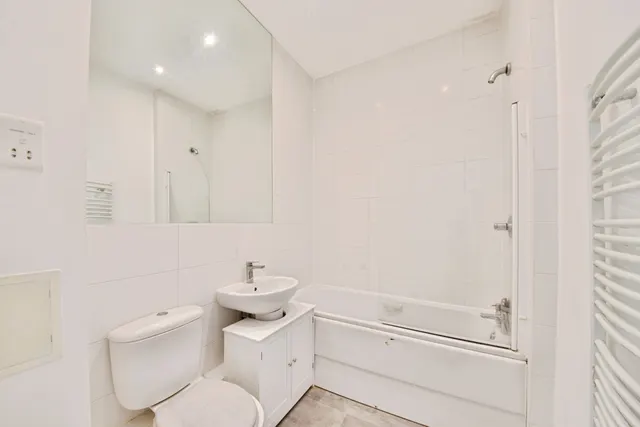 Photo 2 — Frome court, Riverside close , Romford , RM1 1EY