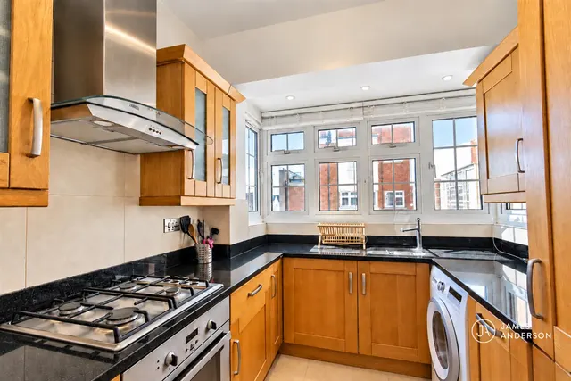 Barnes High Street, London, SW13, photo 2