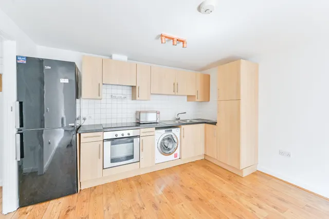 Photo 3 — 4 Oakleigh Court, Murray Grove, London