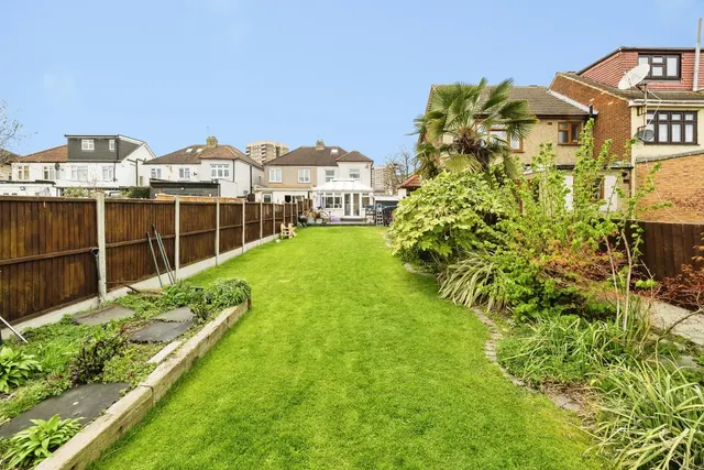 Photo 3 — Heaton Way, Romford, RM3