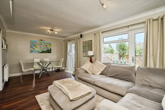 Photo 3 — Mountbatten Drive, Carisbrooke, Newport