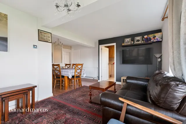 Photo 3 — Blackbush Close, Sutton