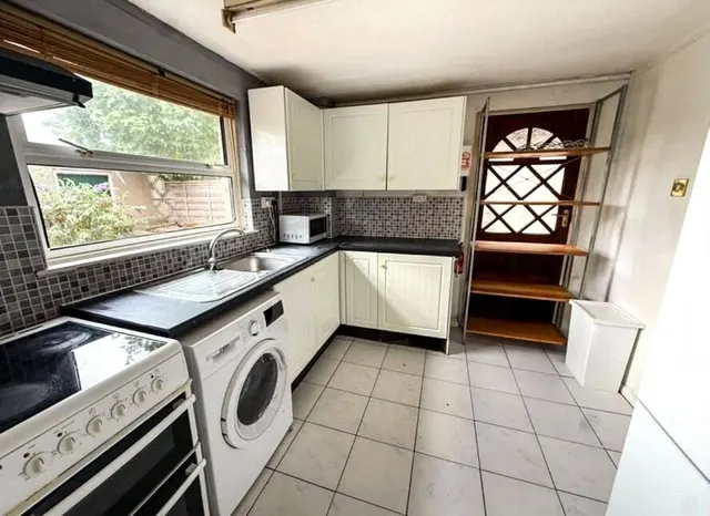 The Crescent, Egham, TW20, photo 2