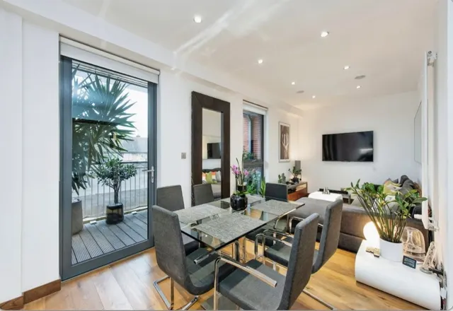 2 bedroom flat — 162 Tooting High Street, London, SW17
