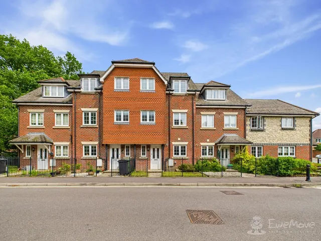 Hawthorn Way, Lindford, GU35, photo 1