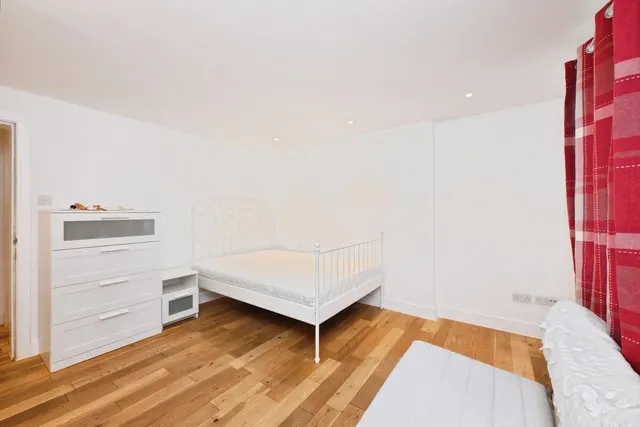Broomhill Road, Woodford Green, IG8, photo 3