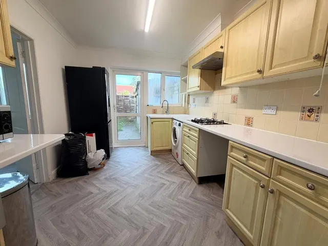 Elsinore Avenue, Staines-Upon-Thames, TW19, photo 2