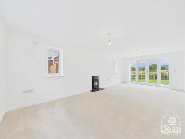 Old Dairy Way, Netherend, GL15, photo 2
