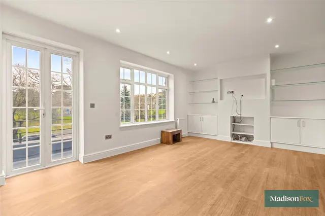 High Road, Chigwell, IG7, photo 2