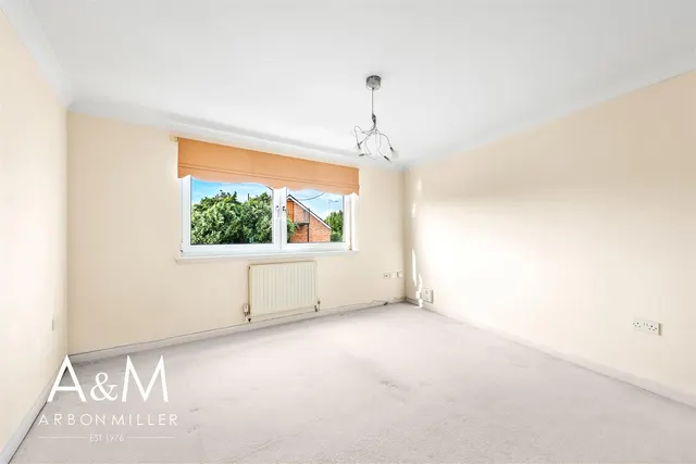 New North Road, Hainault, IG6, photo 2