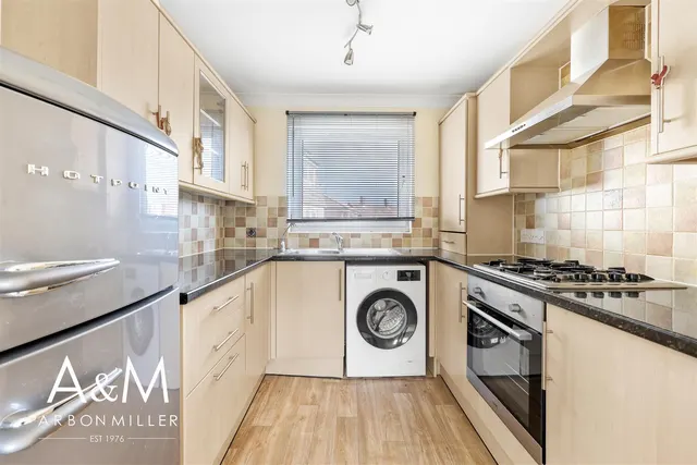 New North Road, Hainault, IG6, photo 3