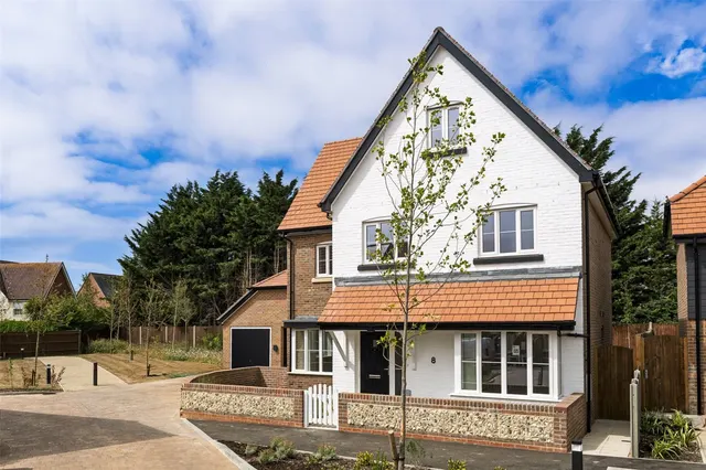 Angmering, BN16, photo 1