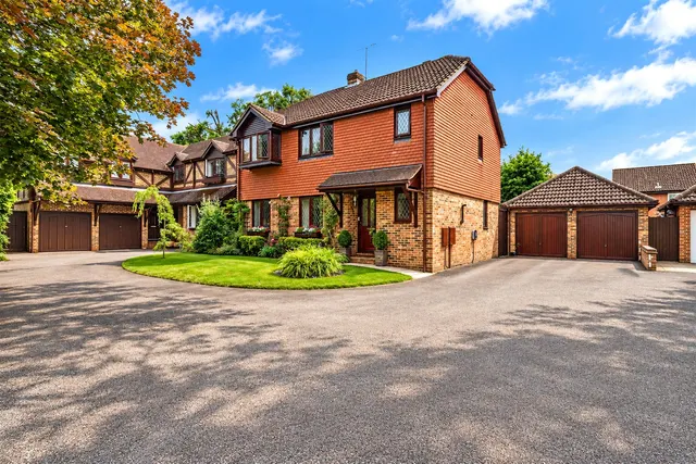 Shrublands Drive, Lightwater, GU18, photo 1