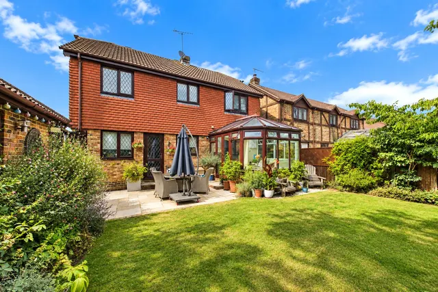 Shrublands Drive, Lightwater, GU18, photo 2