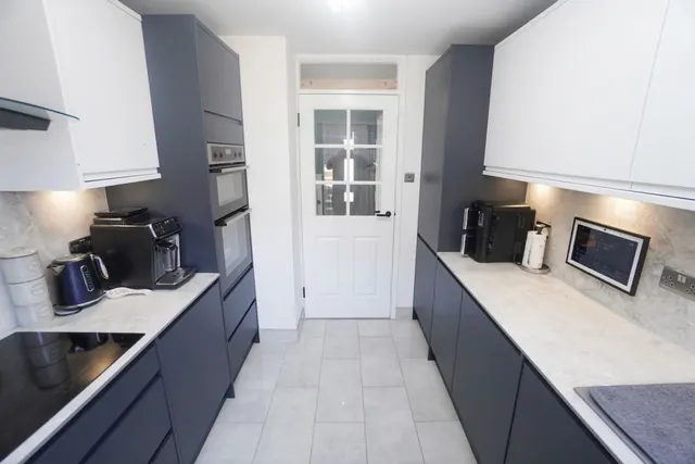 Glenister Road, High Wycombe, HP12, photo 3