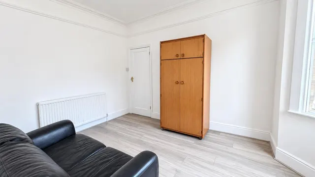 Dundee Road, London, SE25, photo 3