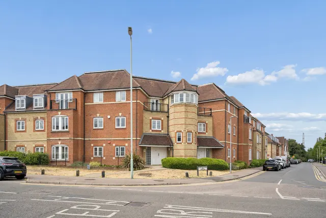 2 bedroom flat — Wellsfield, Bushey, Bushey, WD23 2NU