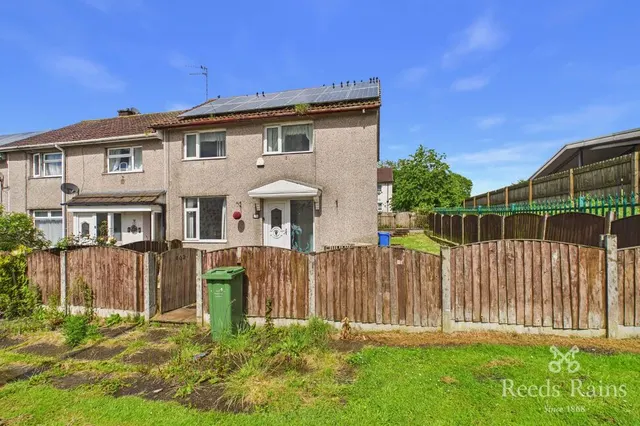 Fields Farm Road, Hyde, SK14, photo 1