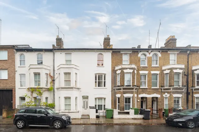 Photo 2 — Apartment 3, 82 Meadow Road, London
